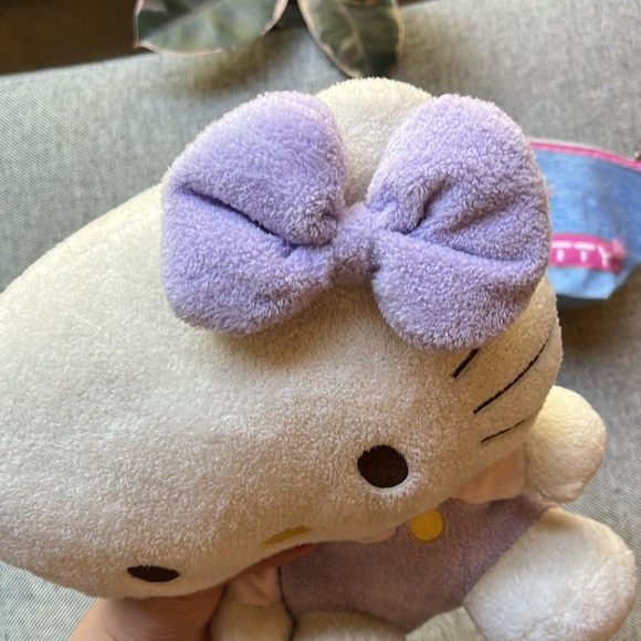 💕 Hello Kitty Plush Toy and Make up Bag! - Picture 8 of 17